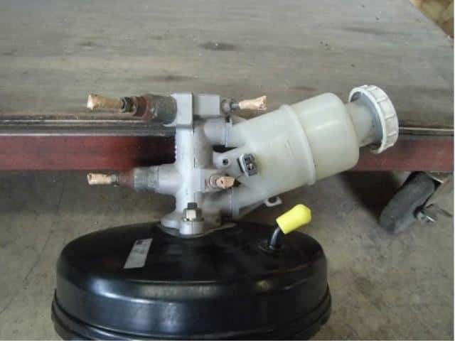 Brake Master Cylinder MITSUBISHI Pajero Mini 2000 GF-H58A — photo 2