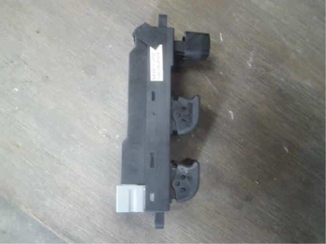 Power Window Switch SUBARU Legacy 2000 GF-BH9 — photo 2