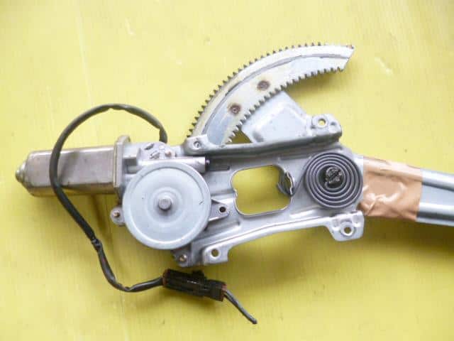 Front Right Door Regulator NISSAN Cube 1998 GF-Z10 — photo 3
