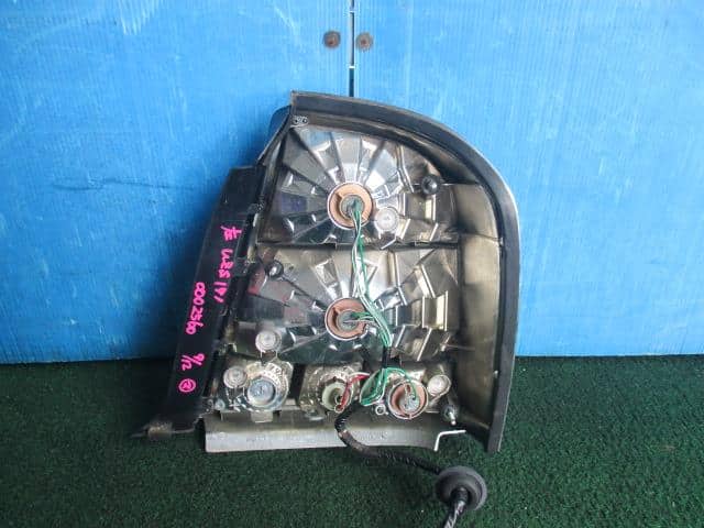 Left Tail Light TOYOTA Crown Majesta 1999 GH-UZS171 — photo 2