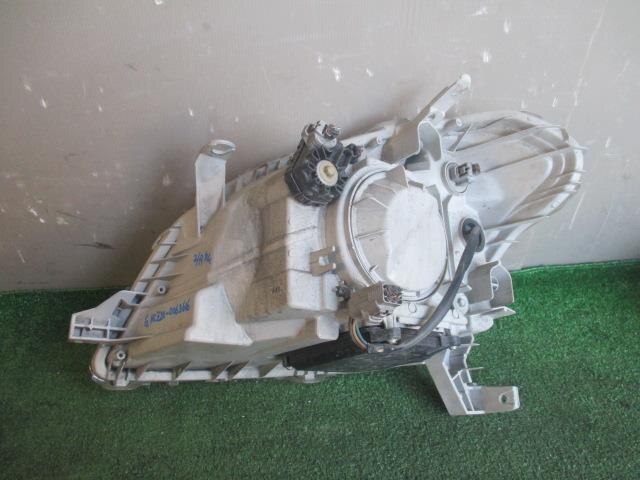 Right Headlight TOYOTA Raum 2004 CBA-NCZ20 — photo 2