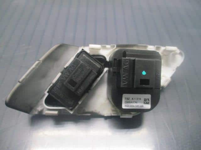 Switch VOLKSWAGEN Golf 2014 DBA-AUCJZ — photo 3
