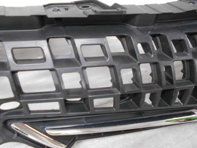 Radiator Grille TOYOTA Prius Alpha 2011 DAA-ZVW41 — photo 4