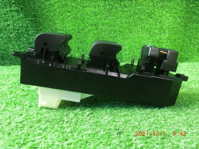 Power Window Switch TOYOTA Aqua 2011 DAA-NHP10 — photo 4