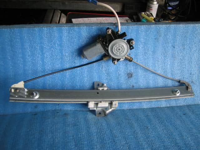 Front Left Door Regulator SUZUKI MR Wagon 2003 TA-MF21S 8340273HA0 — photo 1