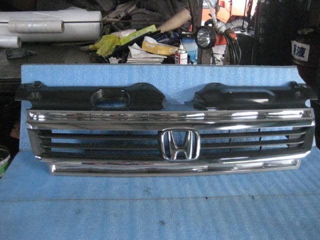 Radiator Grille HONDA Step Wagon 2003 UA-RF3 — photo 1