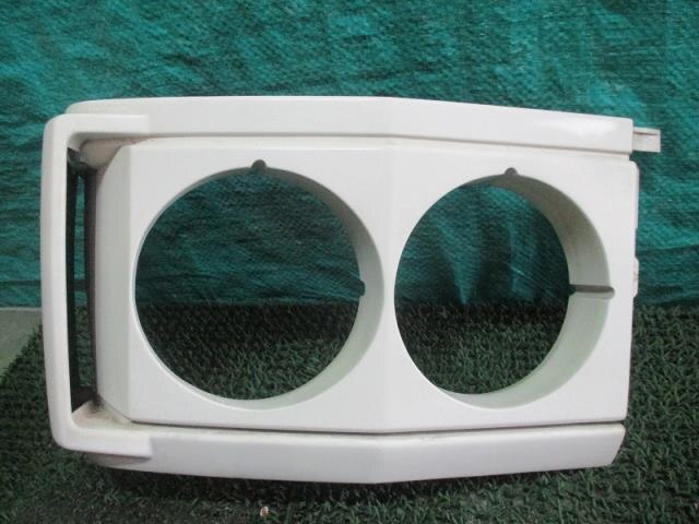 Right Headlight Bezel NISSAN Atlas 1990 U-DJH40 — photo 1
