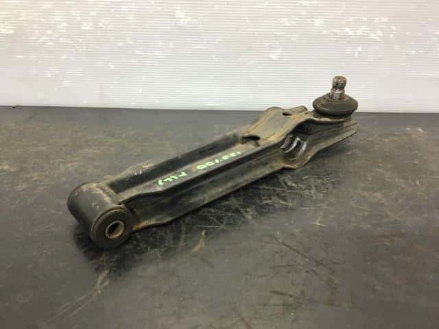 Front Left Lower Control Arm SUZUKI Cervo 1996 E-CN22S 4520069D00 — photo 2