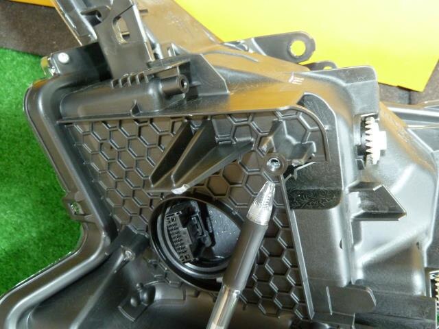 Right Headlight TOYOTA Prius DAA-ZVW50 — photo 10
