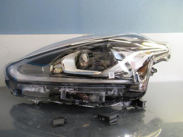 Left Headlight TOYOTA Sienta DAA-NHP170G — photo 1