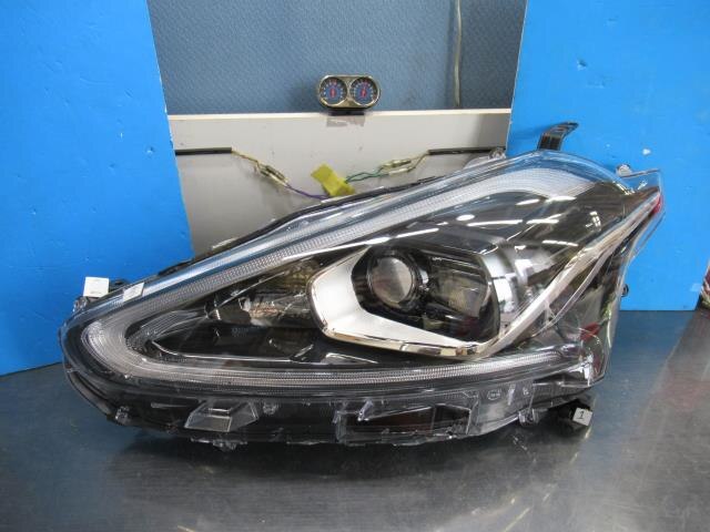 Left Headlight TOYOTA Sienta DAA-NHP170G — photo 1