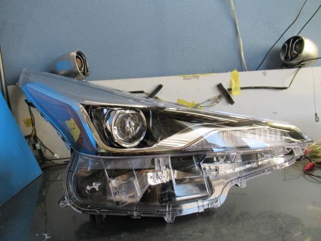 Right Headlight TOYOTA Prius DAA-ZVW50 — photo 1