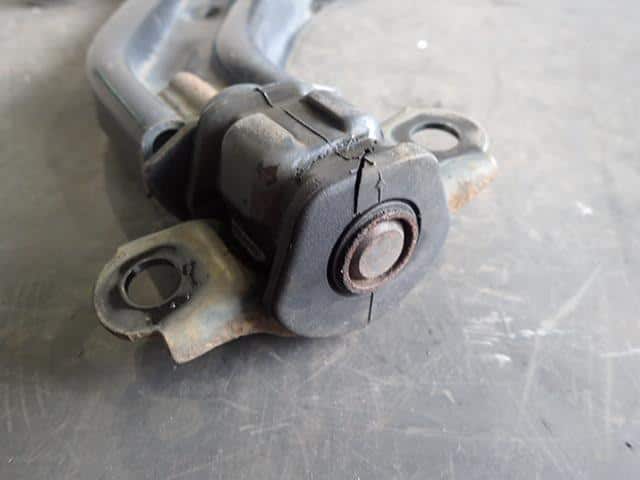 Front Right Lower Control Arm HONDA Vamos 2002 LA-HM2 — photo 3