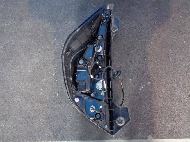 Right Tail Light TOYOTA Aqua 2014 DAA-NHP10 — photo 2