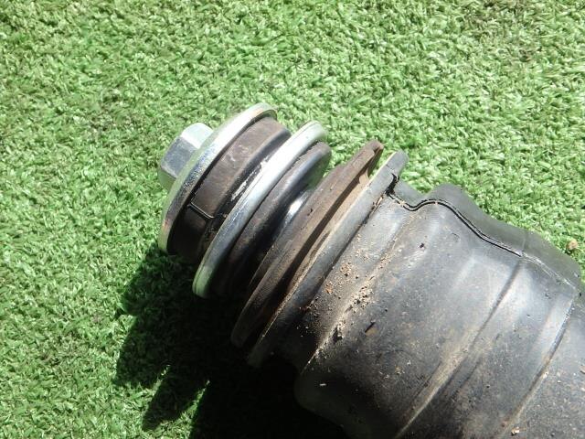 Rear Left Shock Absorber TOYOTA Noah 2017 DBA-ZRR80 — photo 3