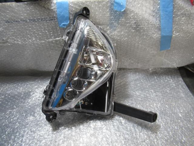 Right Fog Light TOYOTA Prius DAA-ZVW50 — photo 1