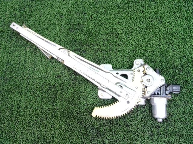 Front Left Door Regulator SUBARU R2 2004 CBA-RC1 — photo 1