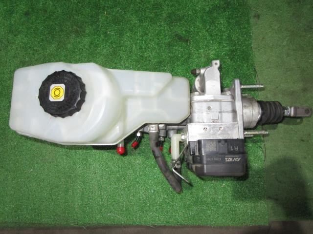 Brake Master Cylinder TOYOTA Prius 2018 DAA-ZVW55 — photo 1