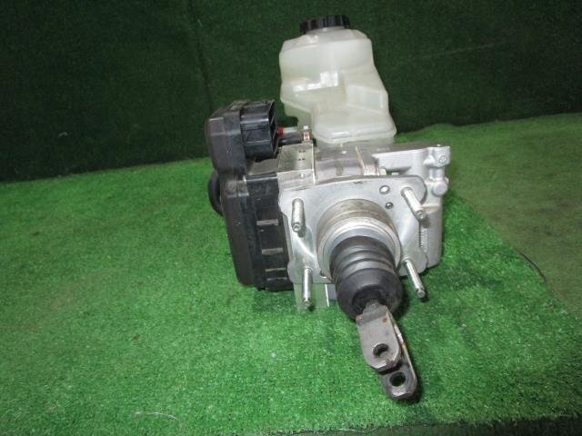 Brake Master Cylinder TOYOTA Prius 2018 DAA-ZVW55 — photo 4