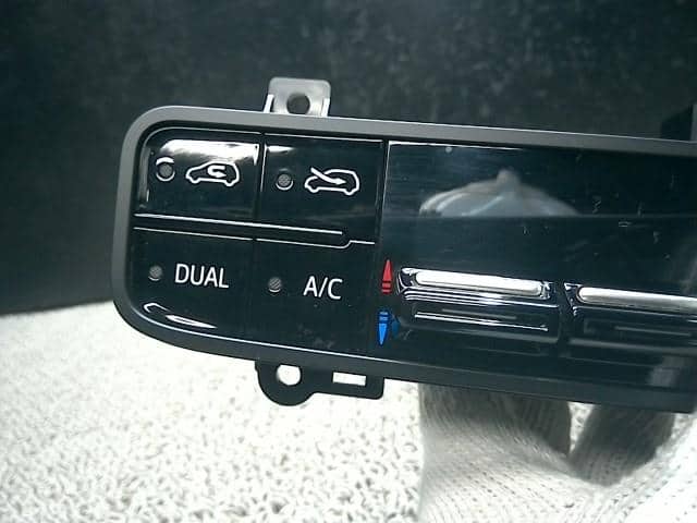 A/C Control Panel TOYOTA Auris 2016 DAA-ZWE186 — photo 6