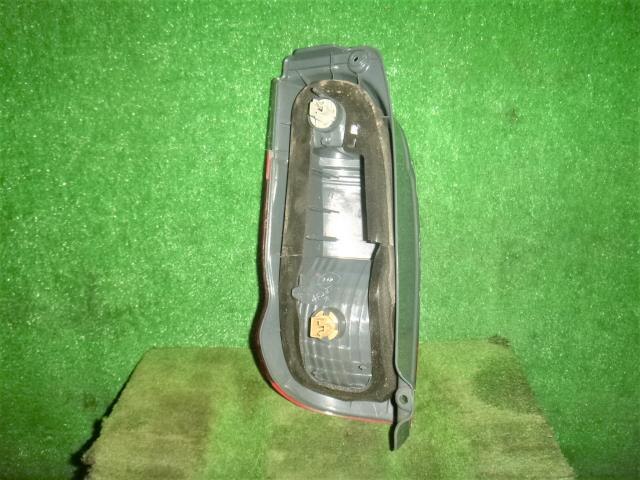 Right Tail Light TOYOTA Grand Hiace 2000 GF-VCH10 — photo 2
