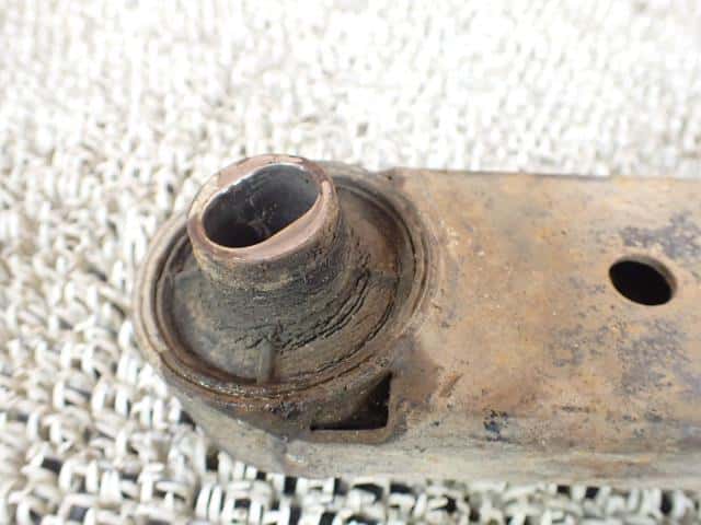 Front Right Lower Control Arm SUBARU Sambar 1999 GD-TT2 — photo 3