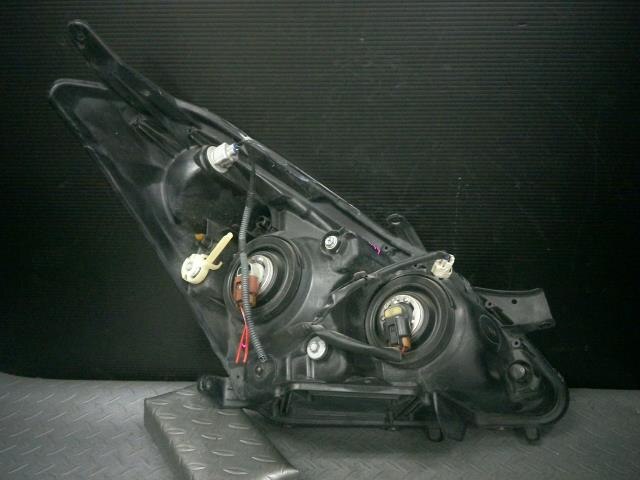 Left Headlight TOYOTA Wish 2003 UA-ZNE10 — photo 2