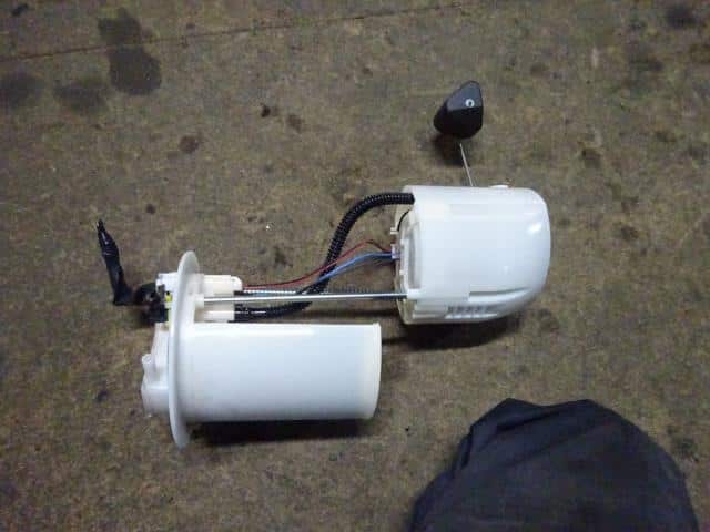 Fuel Pump TOYOTA Aqua 2014 DAA-NHP10 — photo 1