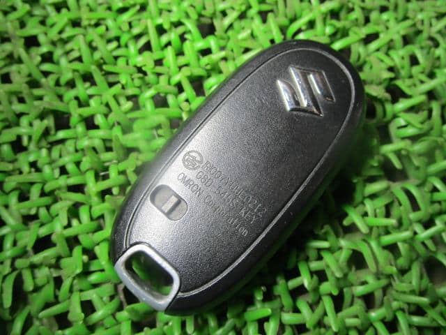 Keyless Entry Remote Control Key SUZUKI MR Wagon 2011 DBA-MF33S 3717270K01 — photo 1