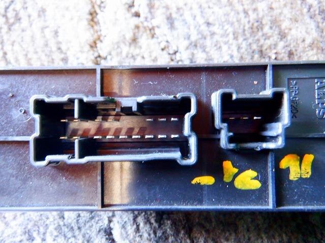Power Window Switch NISSAN Bluebird Sylphy 2014 DBA-TB17 — photo 3