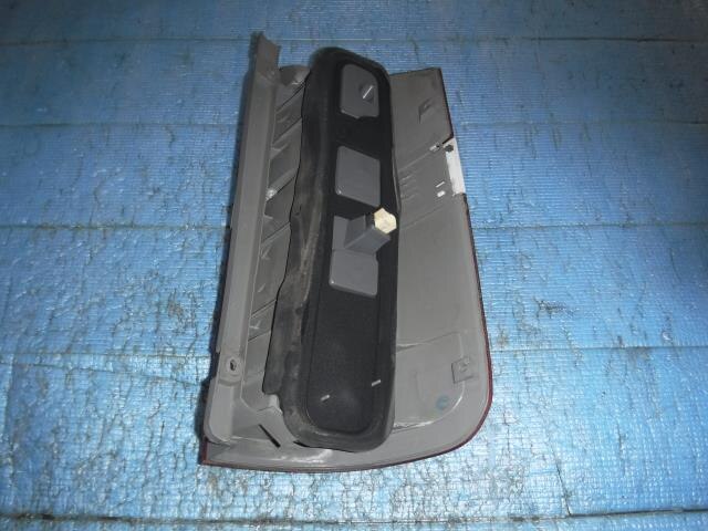 Left Tail Light TOYOTA Noah 2005 CBA-AZR65 — photo 2