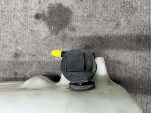 Windshield Washer Tank SUZUKI Jimny 1996 E-JA12W 3845083000 — photo 3