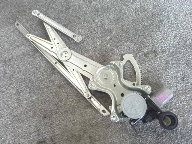Front Left Door Regulator TOYOTA Aqua 2014 DAA-NHP10 — photo 1