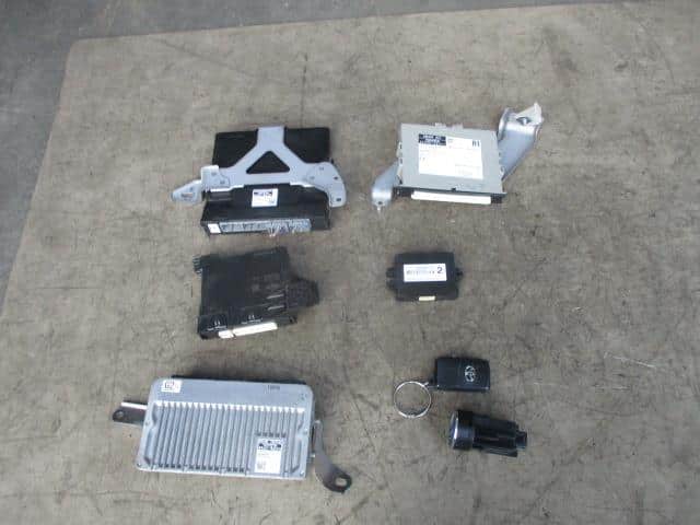 Engine Control Unit TOYOTA Aqua 2013 DAA-NHP10 — photo 1