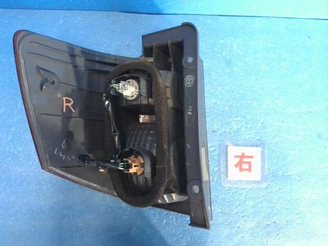 Right Tail Light TOYOTA Alphard 2003 UA-ANH10 — photo 2
