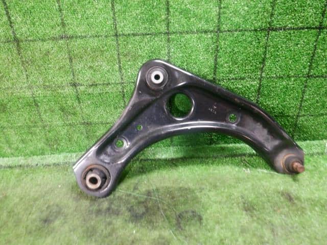 Front Right Lower Control Arm NISSAN Note 2019 DAA-SNE12 — photo 1