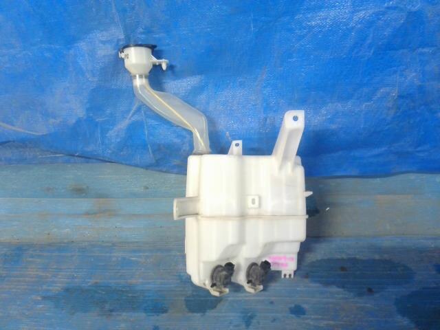 Windshield Washer Tank TOYOTA Prius 2009 DAA-ZVW30 — photo 2