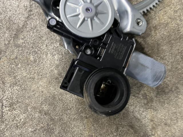 Front Left Door Regulator TOYOTA Prius 2015 DAA-ZVW50 — photo 4