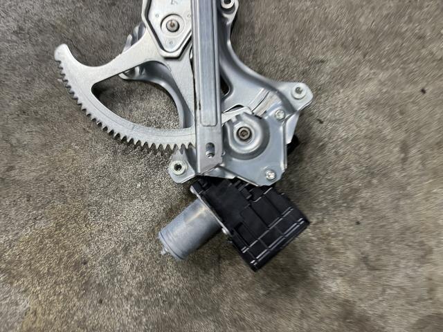 Front Left Door Regulator TOYOTA Prius 2015 DAA-ZVW50 — photo 2