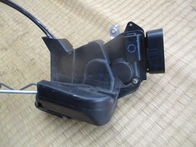 Door Lock Solenoid TOYOTA Kluger 2001 TA-MCU20 — photo 2