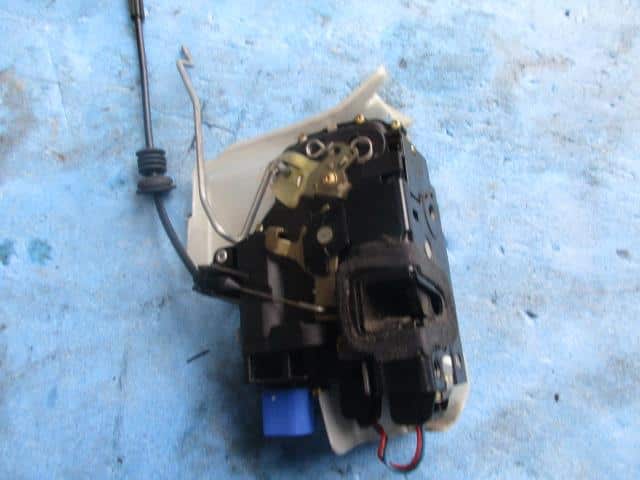 Door Lock Solenoid VOLKSWAGEN Polo 2003 GH-9NBBY 26R — photo 3