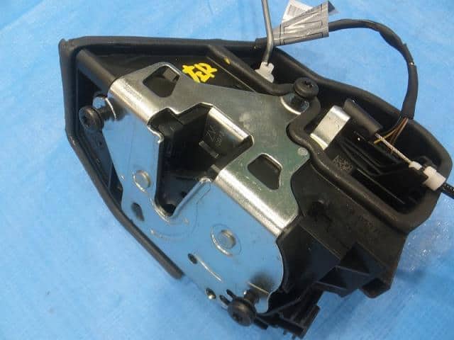 Rear Left Door Lock Actuator BMW 3 Series 2010 LBA-PG20 — photo 2