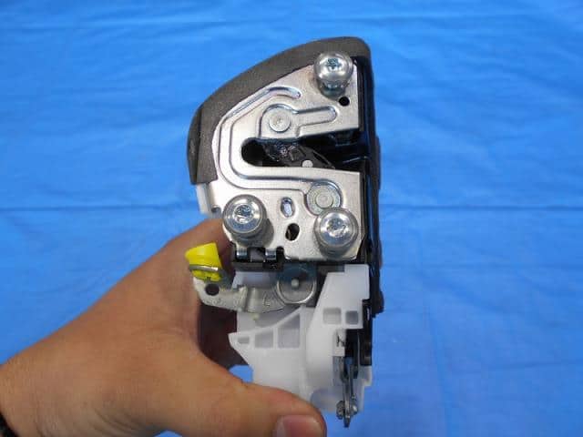 Front Left Door Lock Actuator SUZUKI Hustler 2020 5AA-MR92S 8225076R01 — photo 2