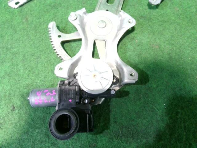 Front Right Door Regulator TOYOTA Prius 2016 DAA-ZVW55 — photo 4