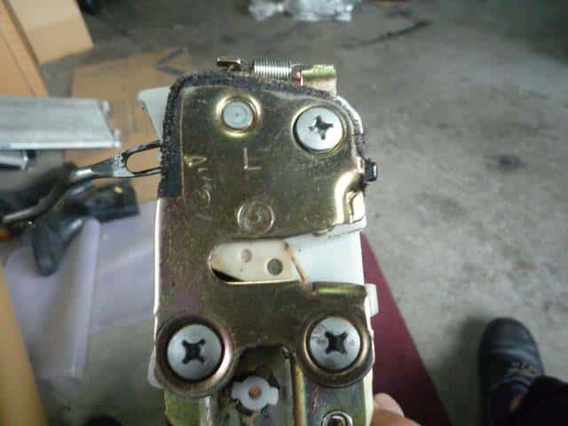 Rear Left Door Lock Actuator DAIHATSU Move 2000 GH-L900S — photo 2