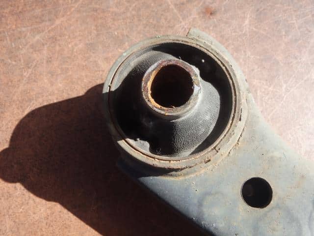 Front Left Lower Control Arm DAIHATSU Move 2012 DBA-LA100S — photo 3