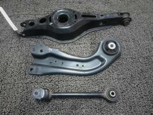 Rear Right Lower Control Arm TOYOTA Prius 2016 DAA-ZVW51 — photo 1