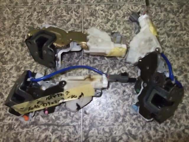 Rear Right Door Lock Actuator NISSAN March 1999 GH-K11 — photo 2