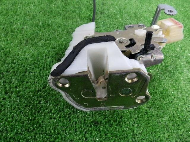 Rear Left Door Lock Actuator TOYOTA Vitz 1999 GF-SCP10 — photo 4