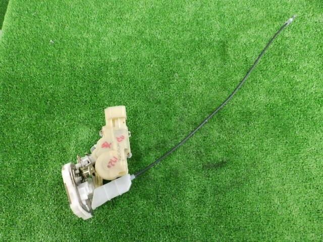 Rear Left Door Lock Actuator TOYOTA Vitz 1999 GF-SCP10 — photo 2